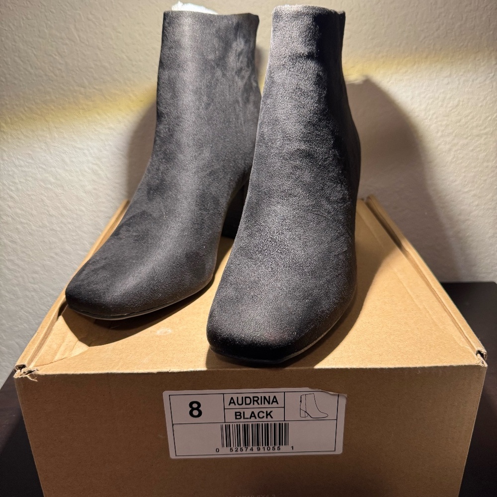 Journee Collection AUDRINA BLOCK HEELED BOOTIES IN FAUX LEATHER Size 8 Black
